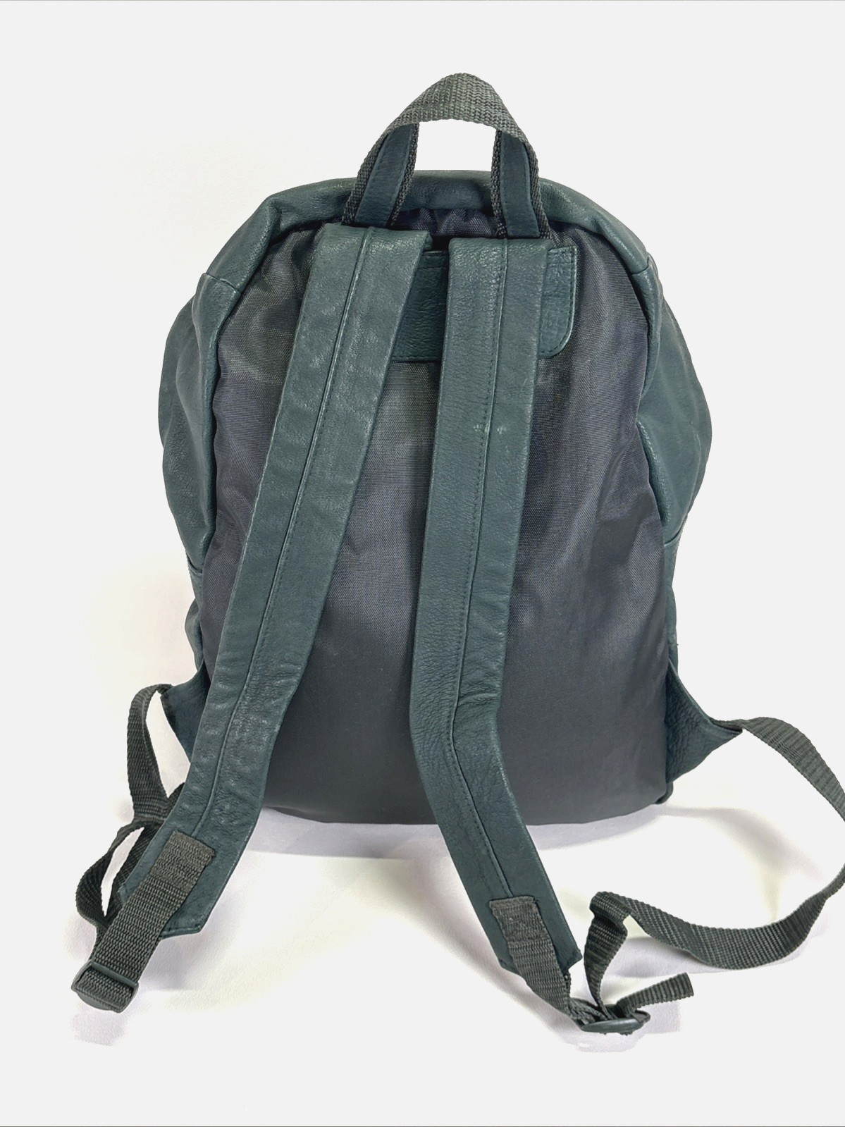 Wilson’s Adventure Bound Green Leather 2 YKK zippered pocket backpack Sunkissed