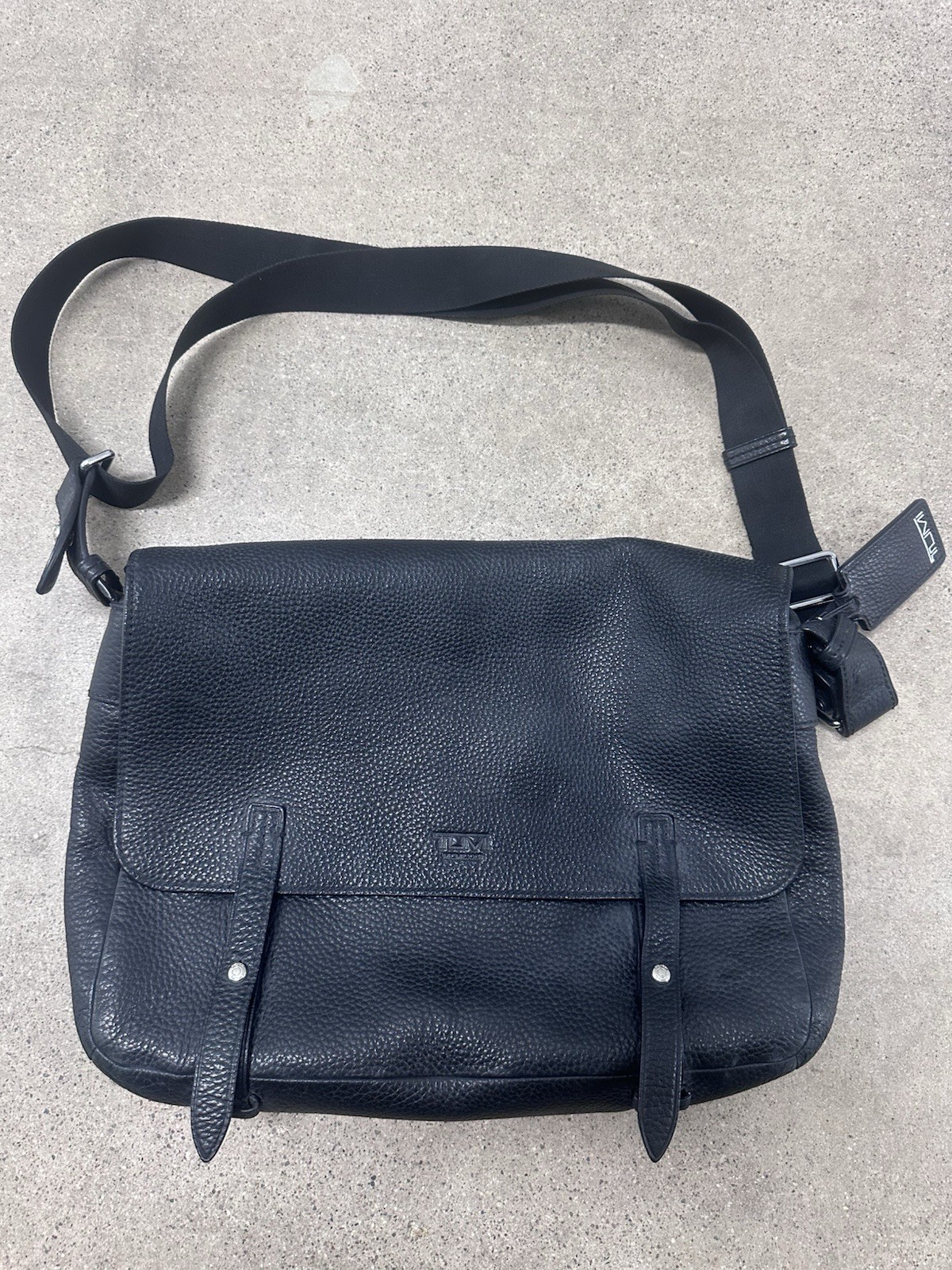 Tumi Albuquerque East/West Messenger Bag Black Pebble Leather Excellent