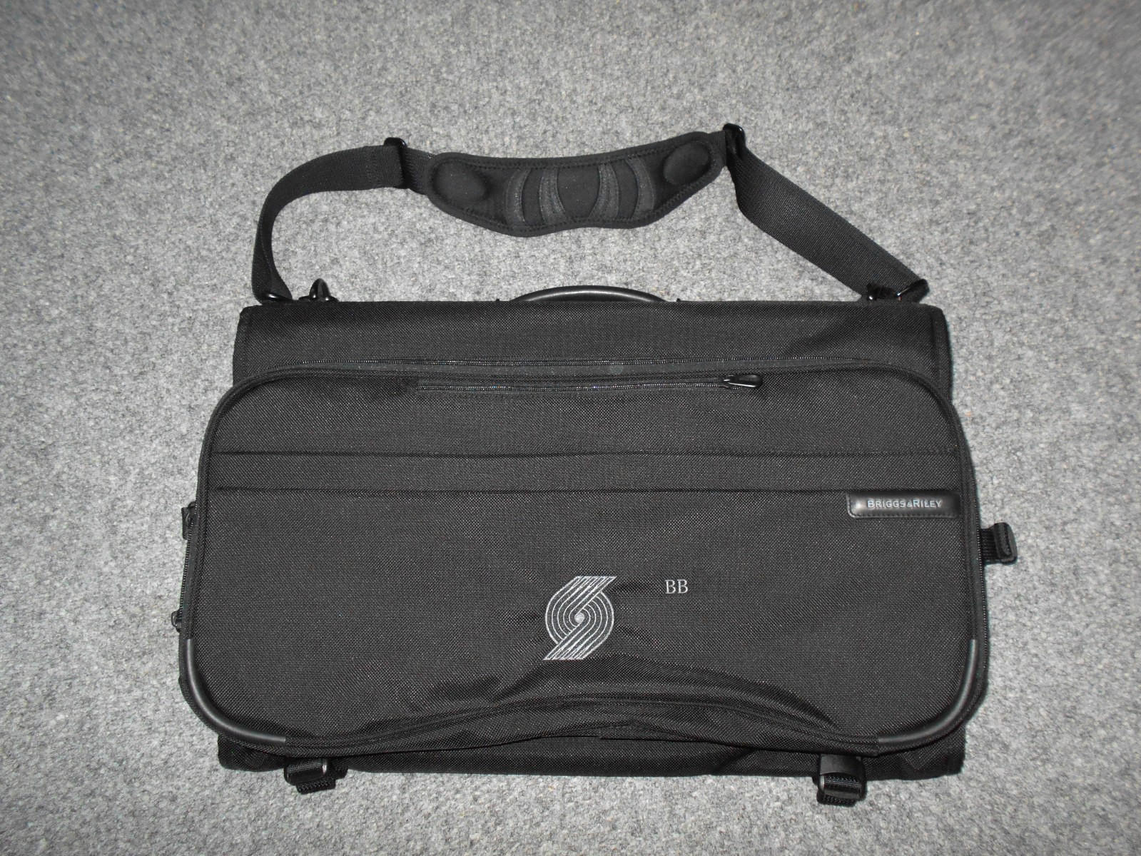 BRIGGS & RILEY 375-4 BASELINE 22″ NBA TRAILBLAZERS TRI-FOLD GARMENT BAG