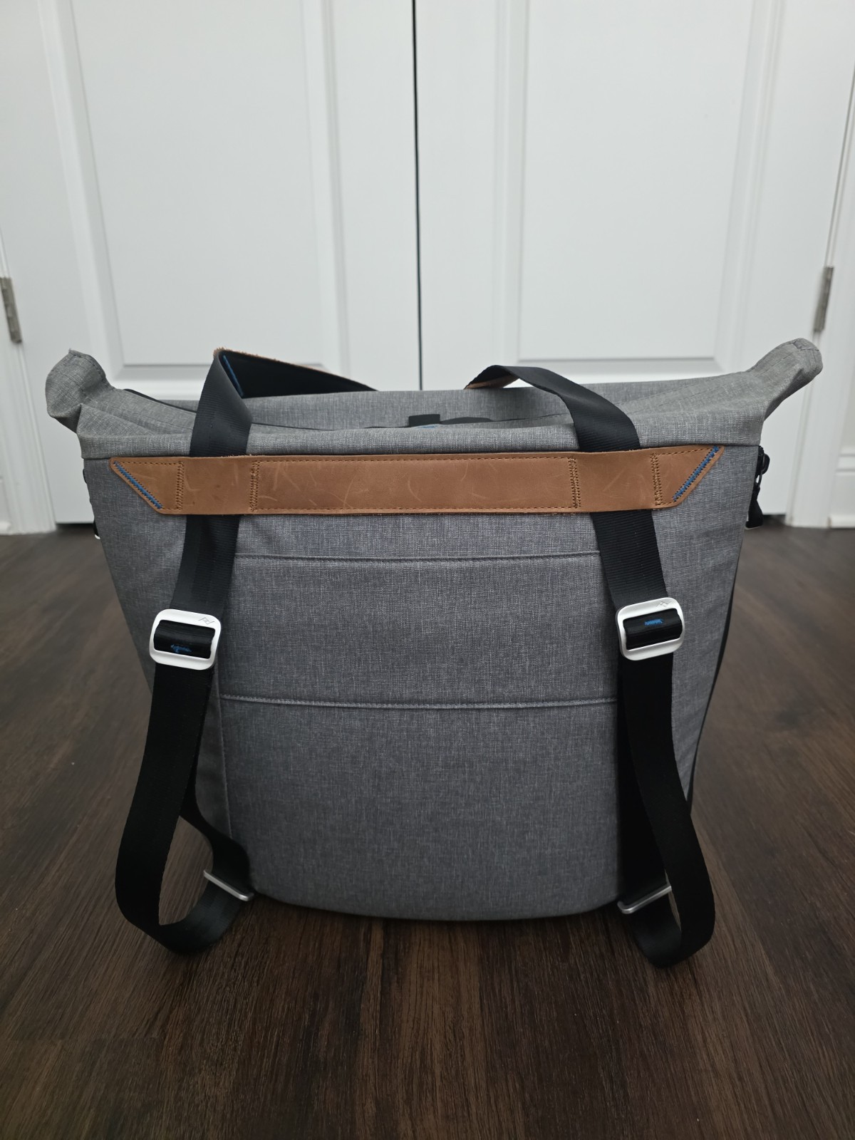 Peak Design Everyday 20L Tote Bag – Gray, Zip Closure Shoulder Strap Pockets