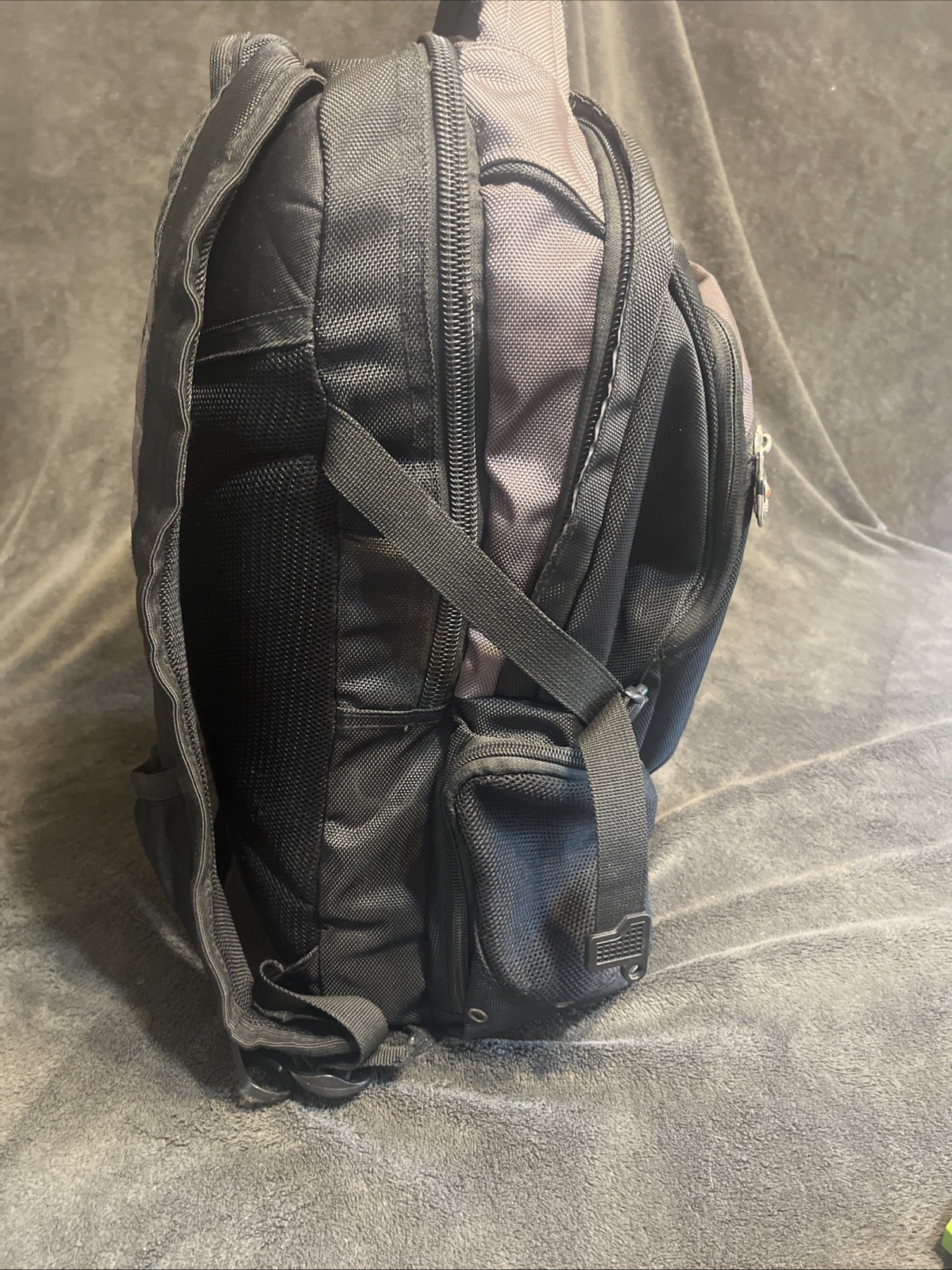 SWISSGEAR Model 9275 18”x12”x7” Backpack Laptop Case Airflow With Media Pocket