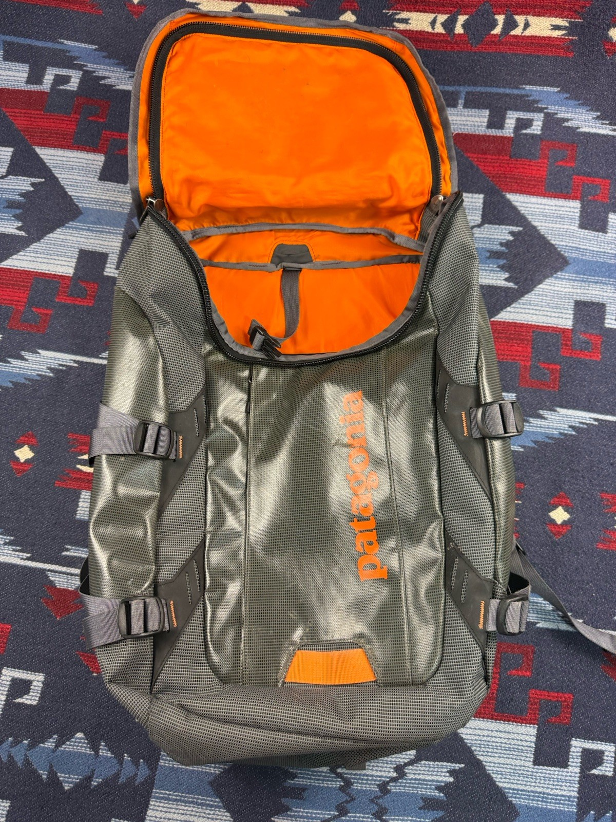 Patagonia Black Hole BackPack 35L Discontinued Travel Laptop Daypack Gray Bag