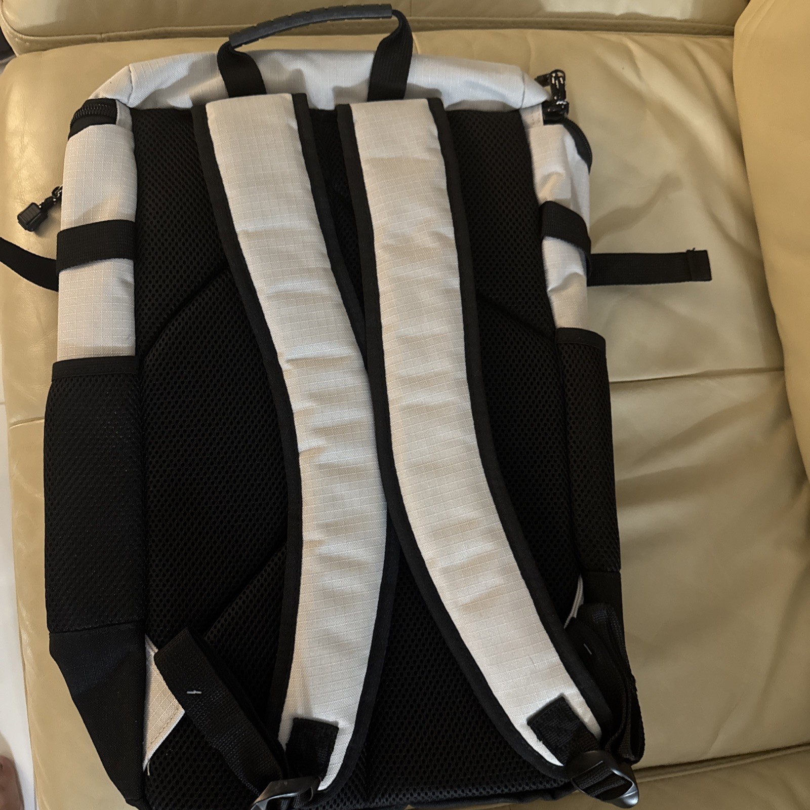 EASTSPORT 18.5 Inch Rival Backpack Grey Dual Strap Water Resistant Bottom NEW