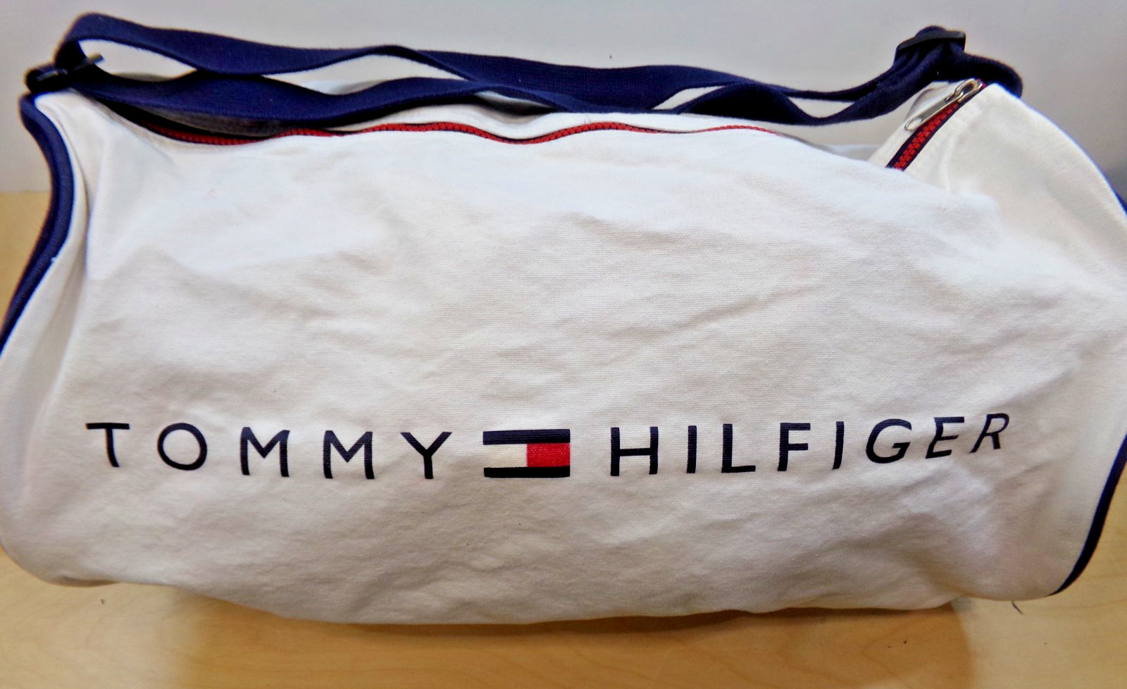 Tommy Hilfiger Vintage Classic White Travel Duffle Weekender Gym Bag Carry On