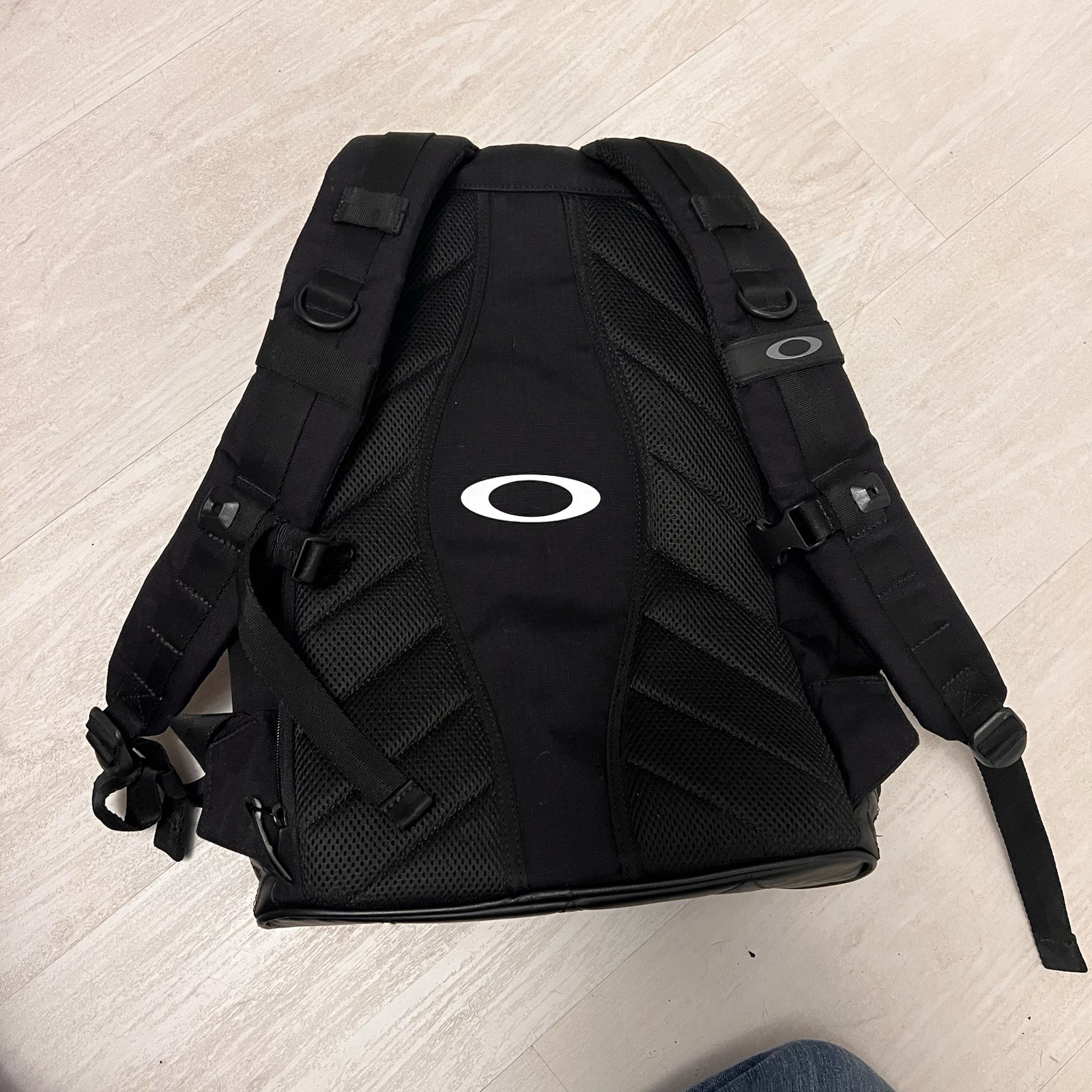 Oakley 23L Utility Backpack Black In Color