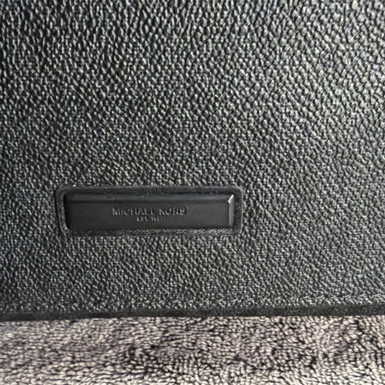 Michael Kors Black Messenger Bag Magnetic Closure Adjustable Strap Inner Pockets