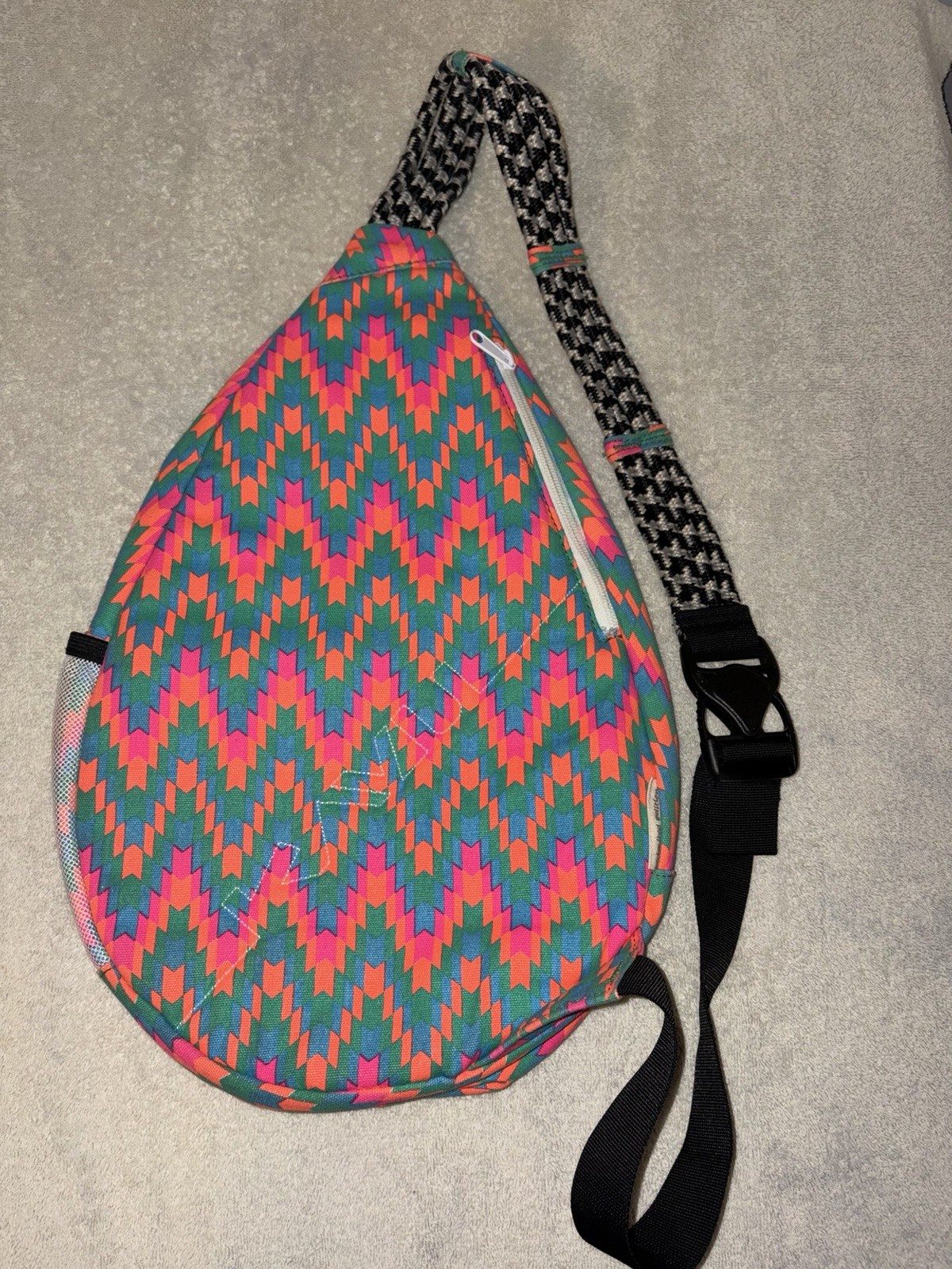 KAVU Rope Sling Multicolor Geometric Crossbody Bag Adj Strap Zip Pockets Cup