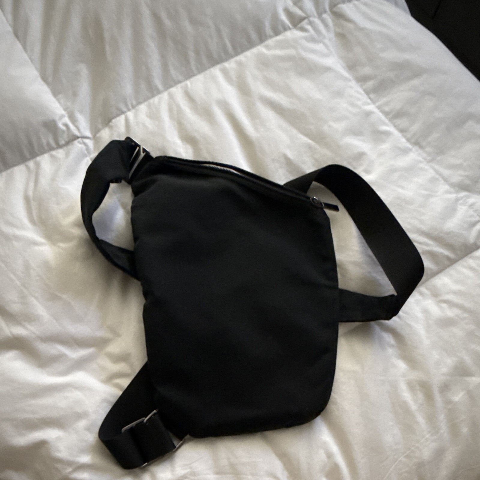 BROADREAM Black Crossbody Sling Bag Zip Buckle Adjustable Strap Inner Pockets