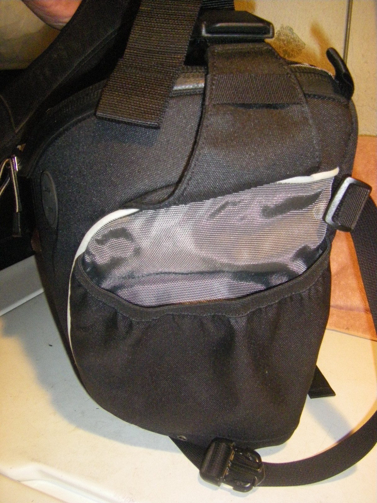 Osprey Black Messenger Torque Laptop Flap Courier Crossbody Bag Travel