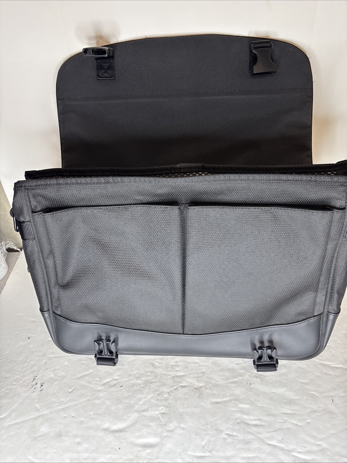 Tumi T2 Ballistic Black Messenger Briefcase Laptop Bag Nylon Black Shoulder