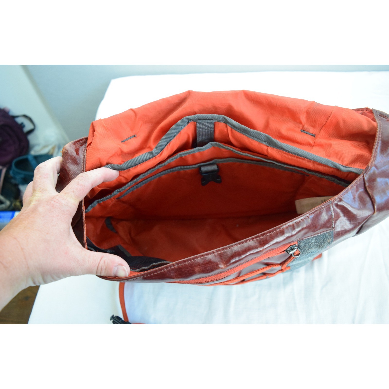Patagonia Black Hole Mini Messenger Bag Large Burgundy Orange 49321 FLAWS