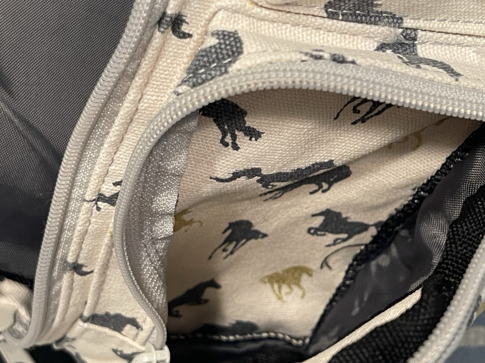 KAVU Rope Sling backpack “Wild Horses”Zipper Closure Adjustable Strap Unisex M