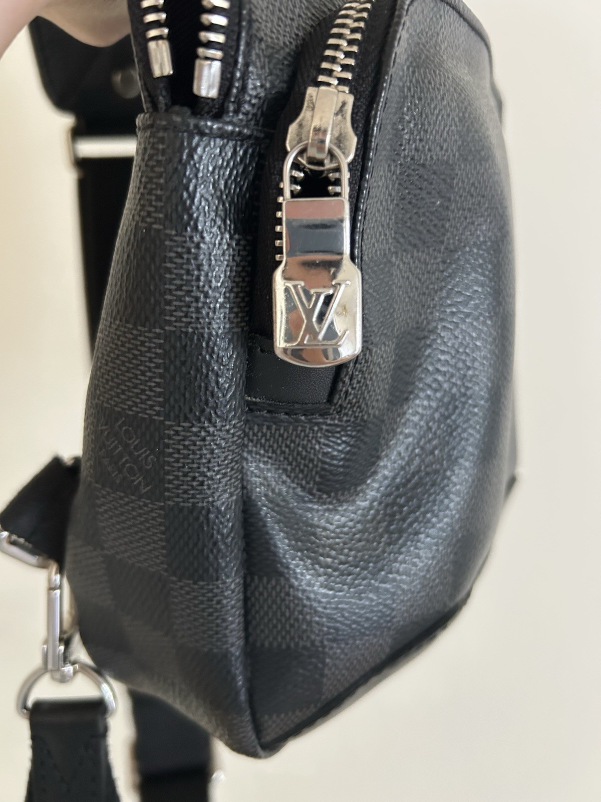 Louis Vuitton Avenue Sling Bag Damier Graphite Canvas Black/Gray – Made in Spain
