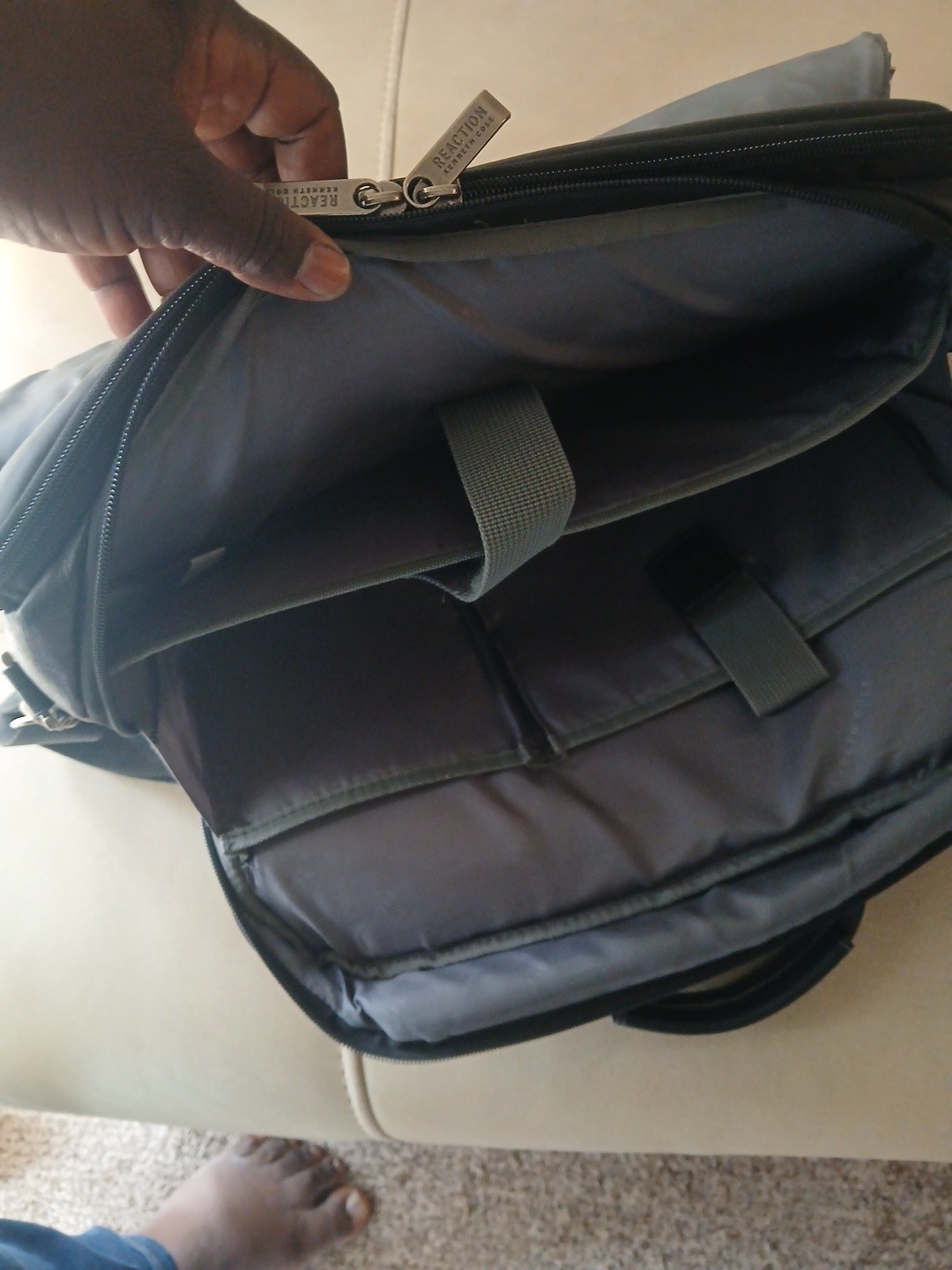 Kenneth Cole Reaction Black Leather Laptop Bag w/adjustable shoulder Strap