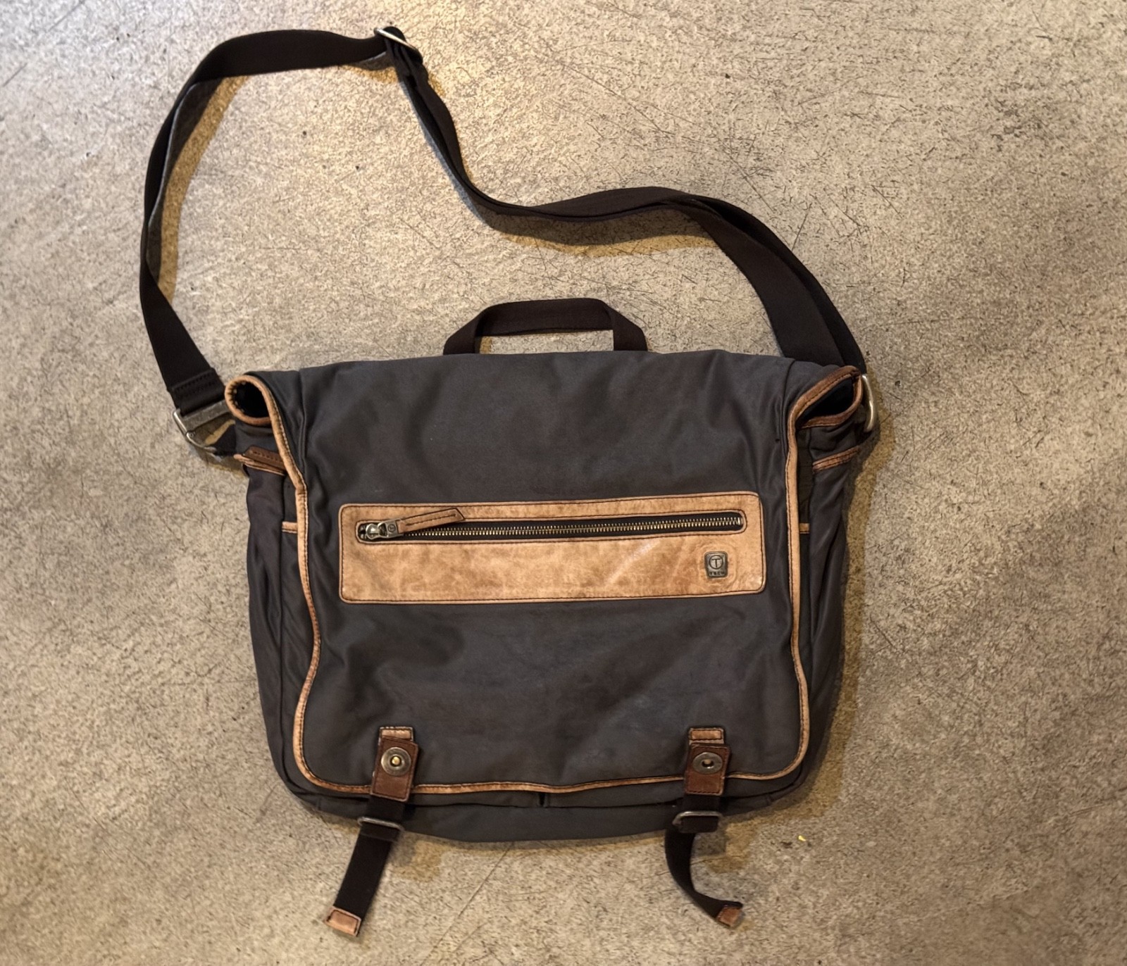 Tumi T-Tech Messenger Bag Flap Zipper Snap Laptop Travel School Brown