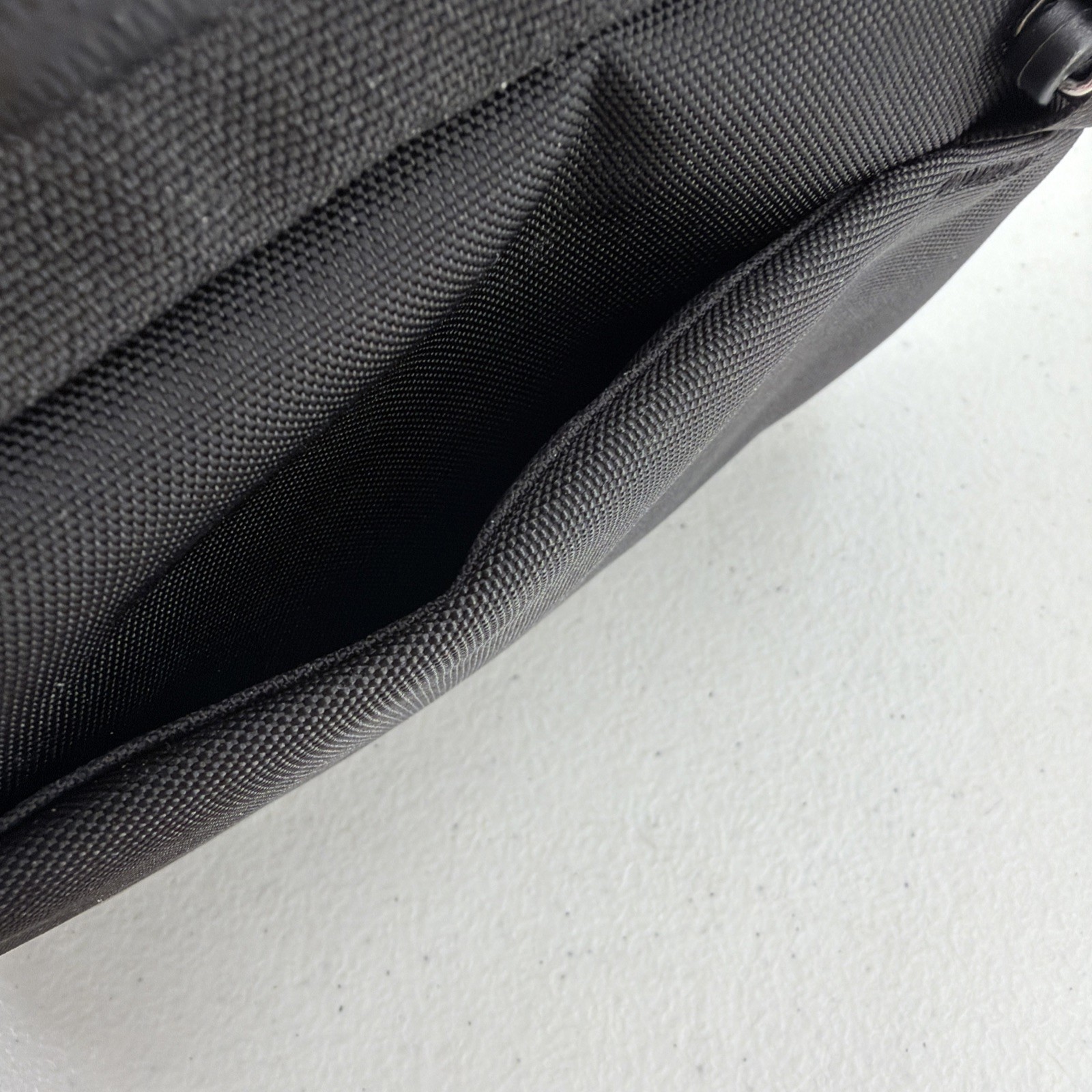 Alpaka Sling Bag Black Pockets Zip Adjustable Clean