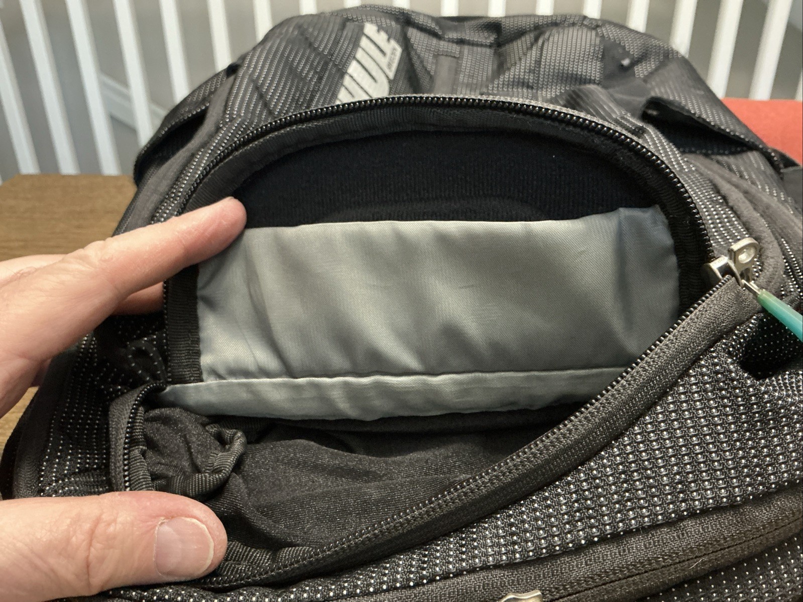 Thule Black Backpack Zip Closure Adjustable Strap Pockets Inner Pockets – READ