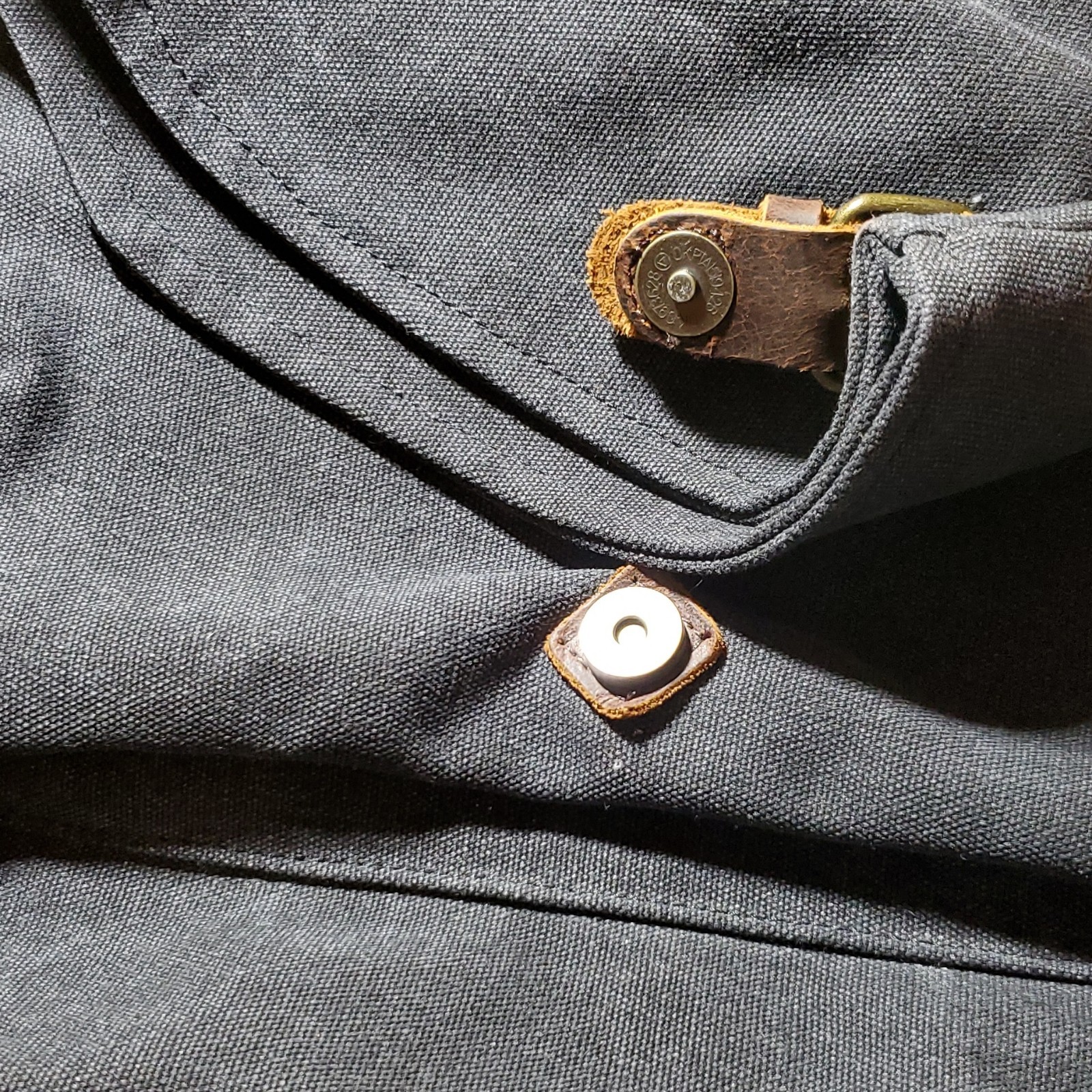 AmHoo Black Canvas Messenger Bag. Adjustable Strap and Inner Pockets.