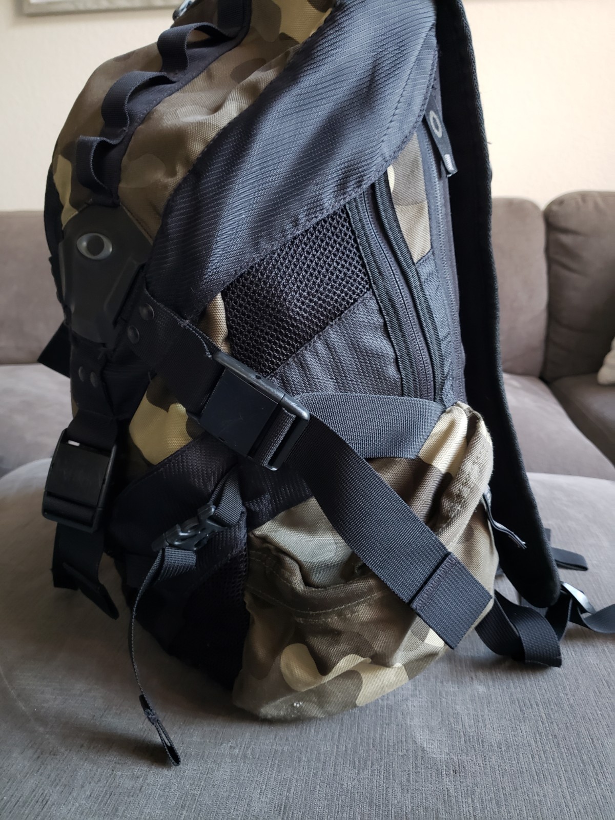 Oakley Icon 2.0 Tactical Backpack Camo/Black Padded Back – VERY CLEAN -Read Desc