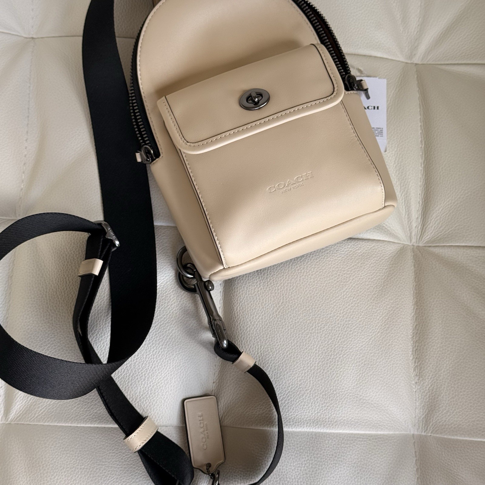 NWT COACH MEN’S Small Turnlock Sling Pack Bag Gunmetal/Ivory Calf Leather CAJ28