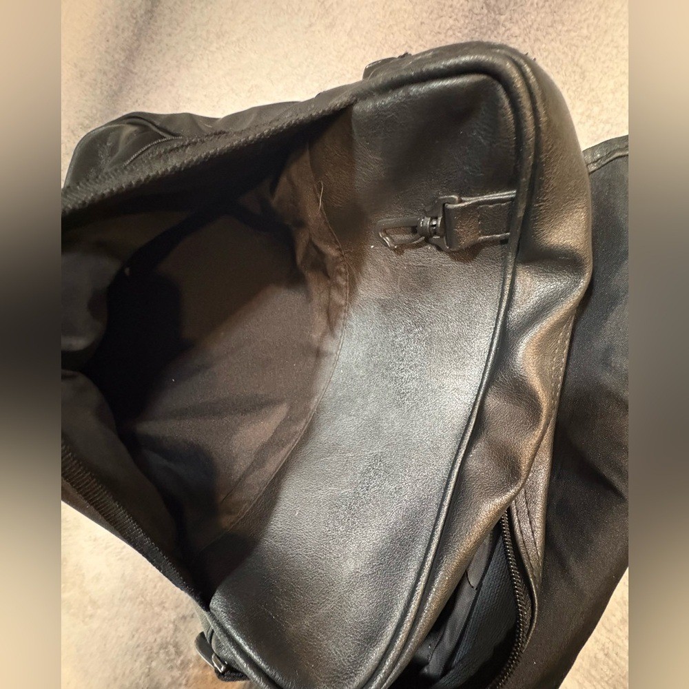 (B3) Leed’s Black Baylor Health Care System Messenger Unisex Men Backpack Bag
