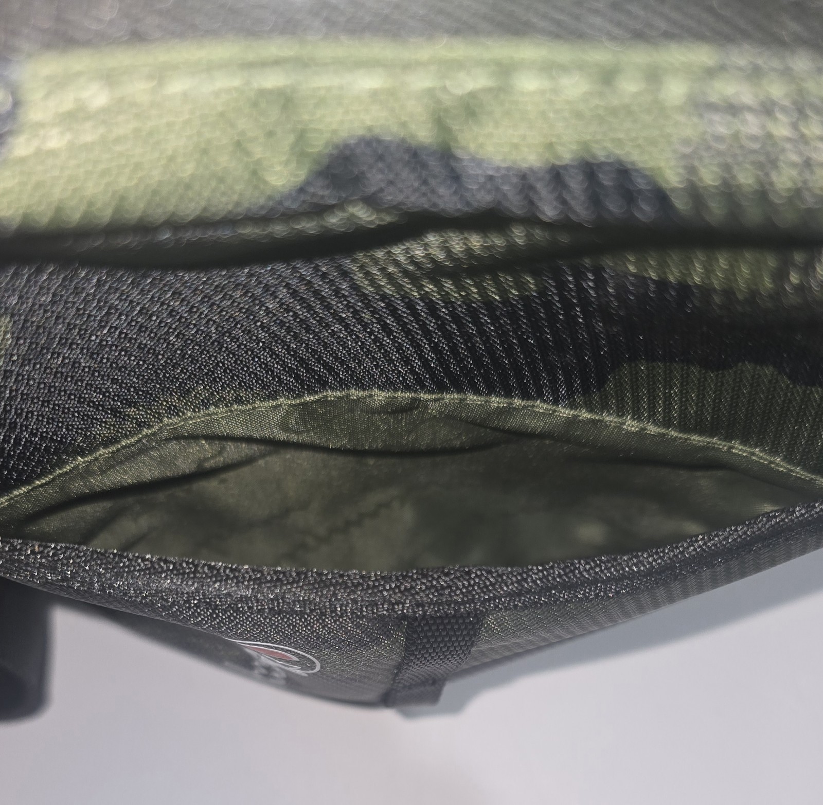 Champion Center Crossbody Bag Script Logo Green/Black ONE Size Unisex Camo