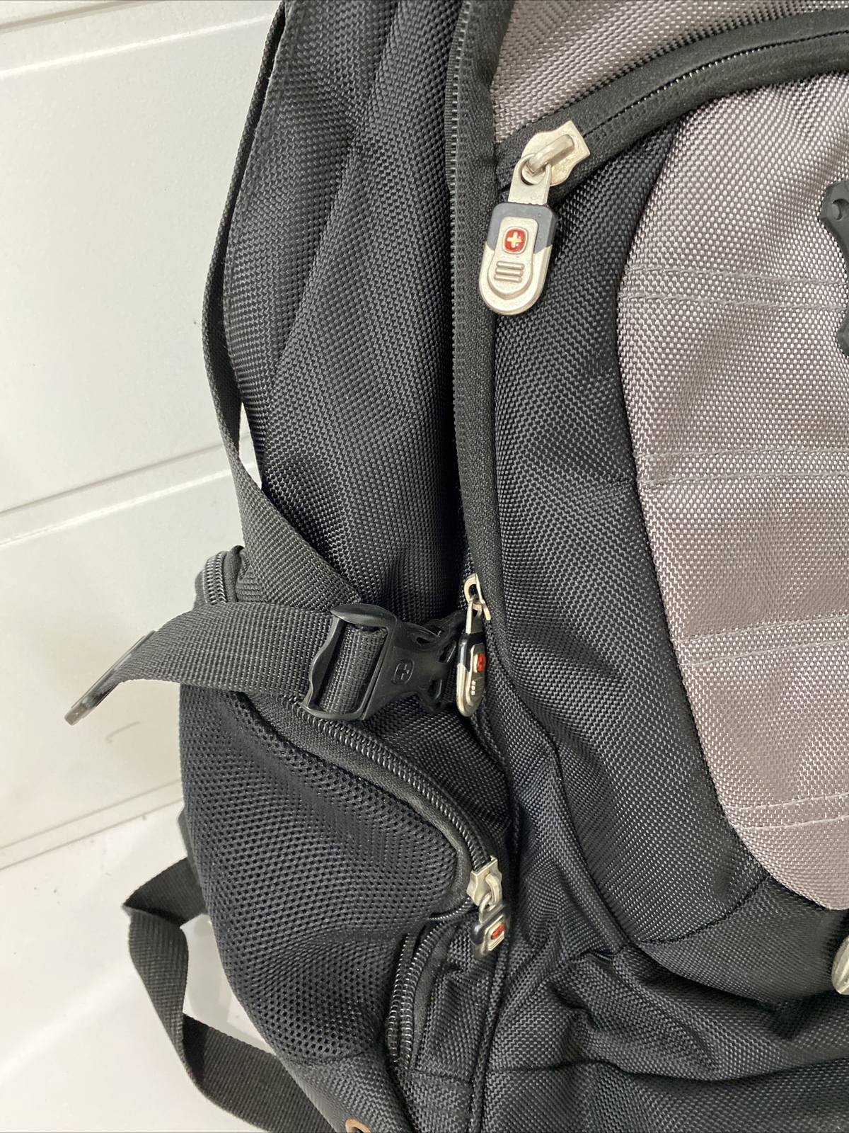 Swiss Gear Multi – Pocket Airflow Cushioned Backpack Black/Gray Travel School