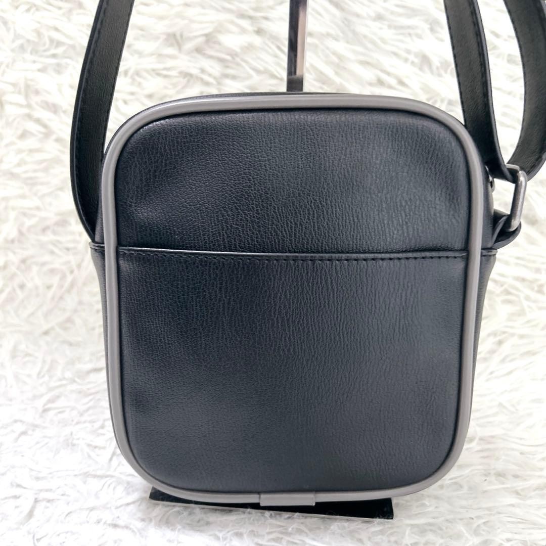 Diesel Men Holi-D Shoulder Bag Oval D Logo Almost unused Luxury Stylish Casual
