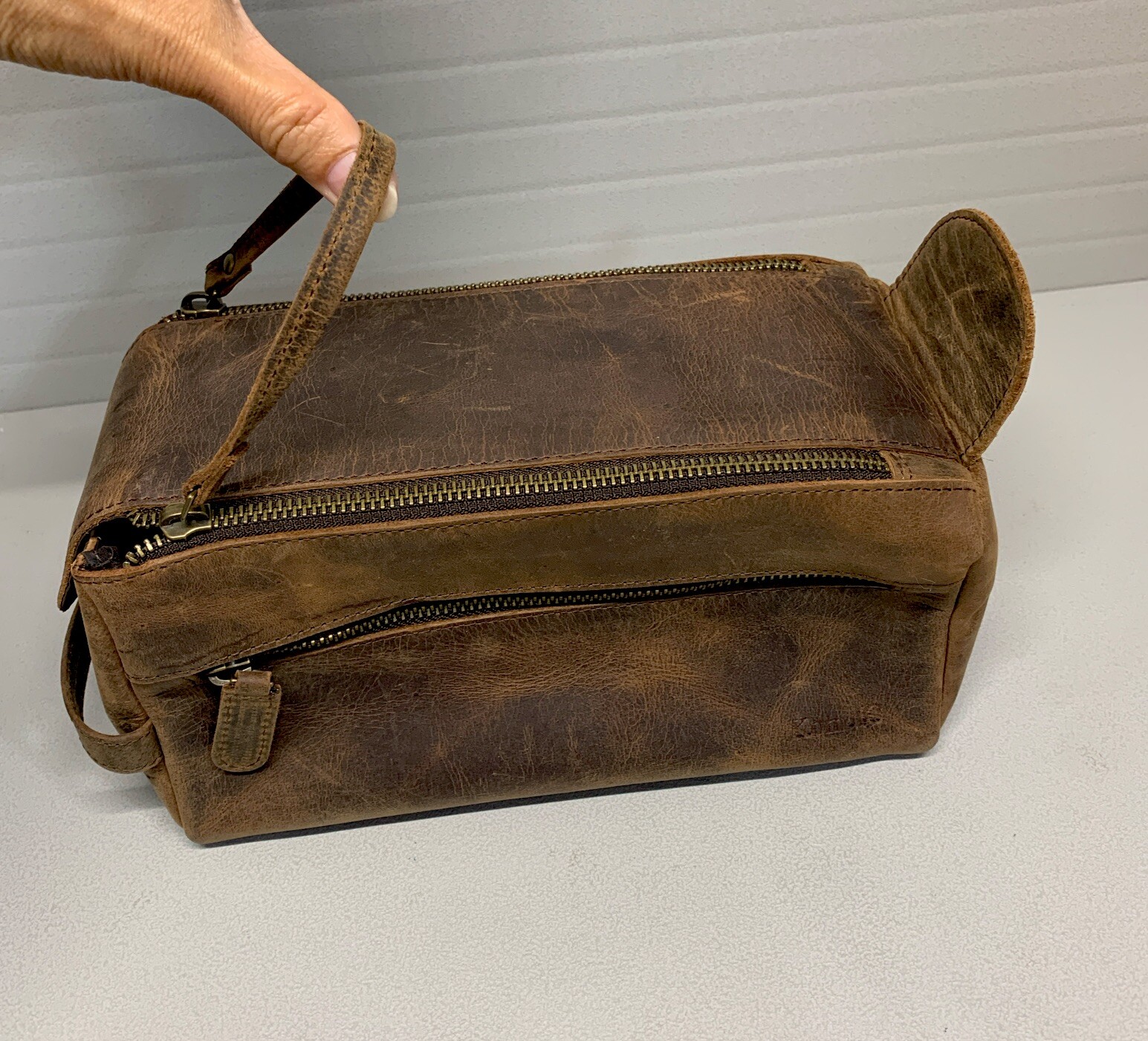 NWOT-KomalC Buffalo Leather Distressed Tan Toiletry Bag Unisex