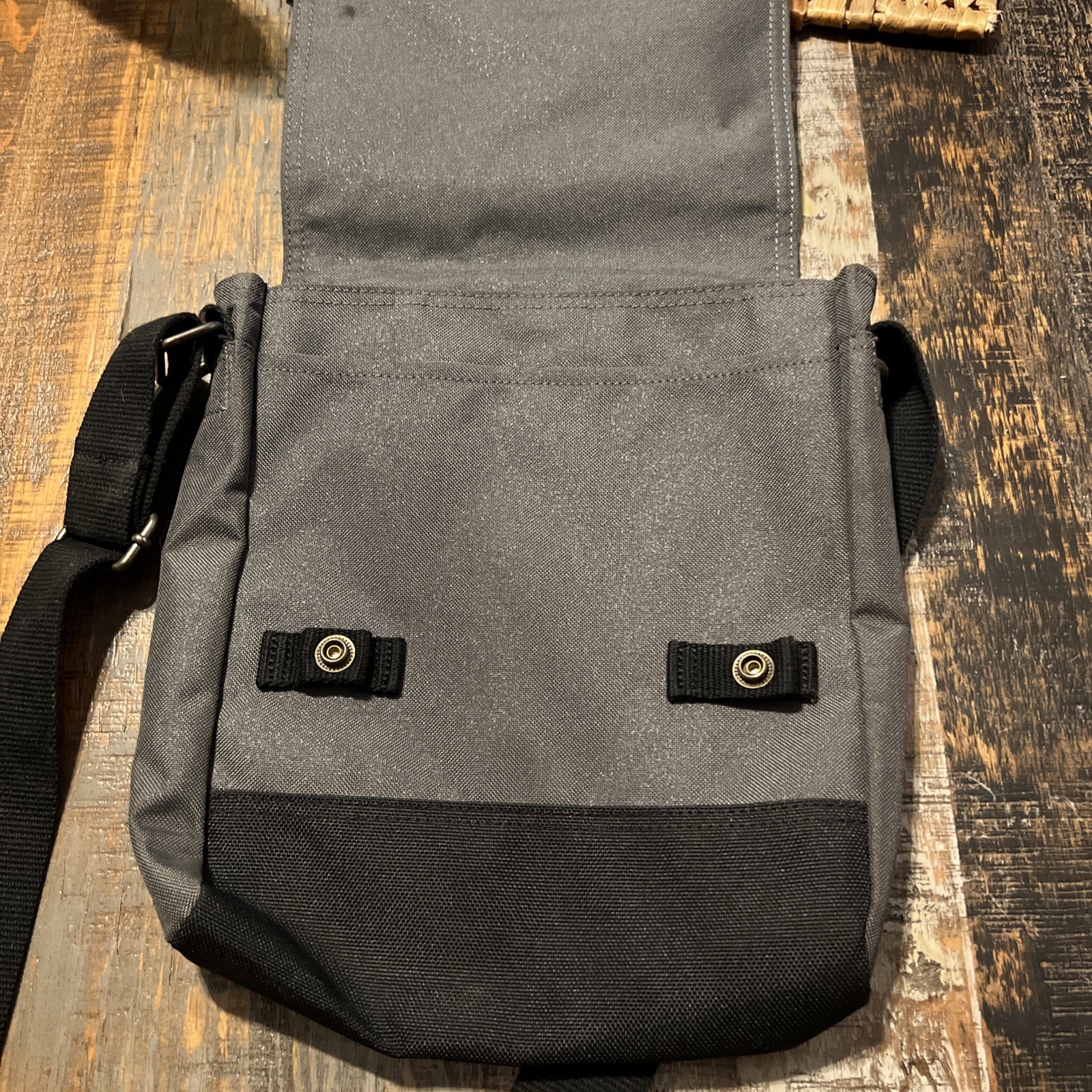 Carhartt Black/Graphite Messenger Bag Adjustable Strap Inner Pockets Classic