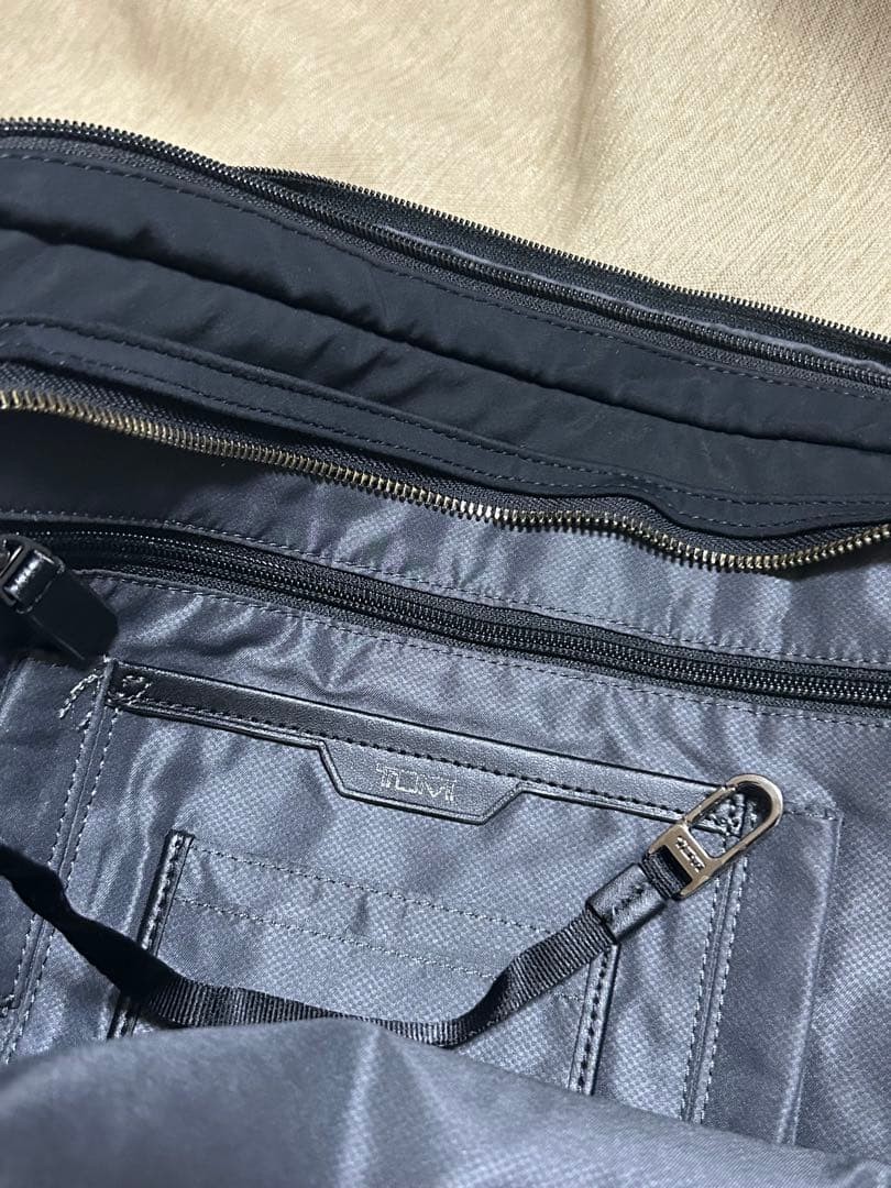 TUMI Harrison Men’s Large Sling Bag Black 24cm x 32cm Leather Crossbody