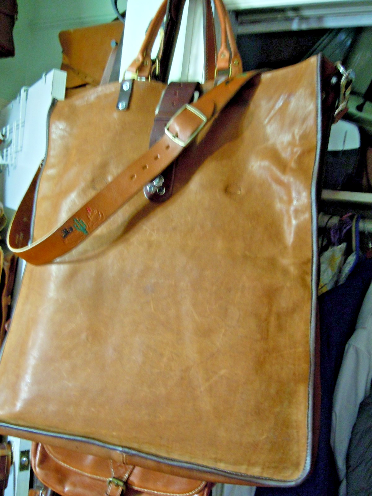 vintage Duluth Trading Co Leather City collection XXL Bag Brown Zipper Shoulder