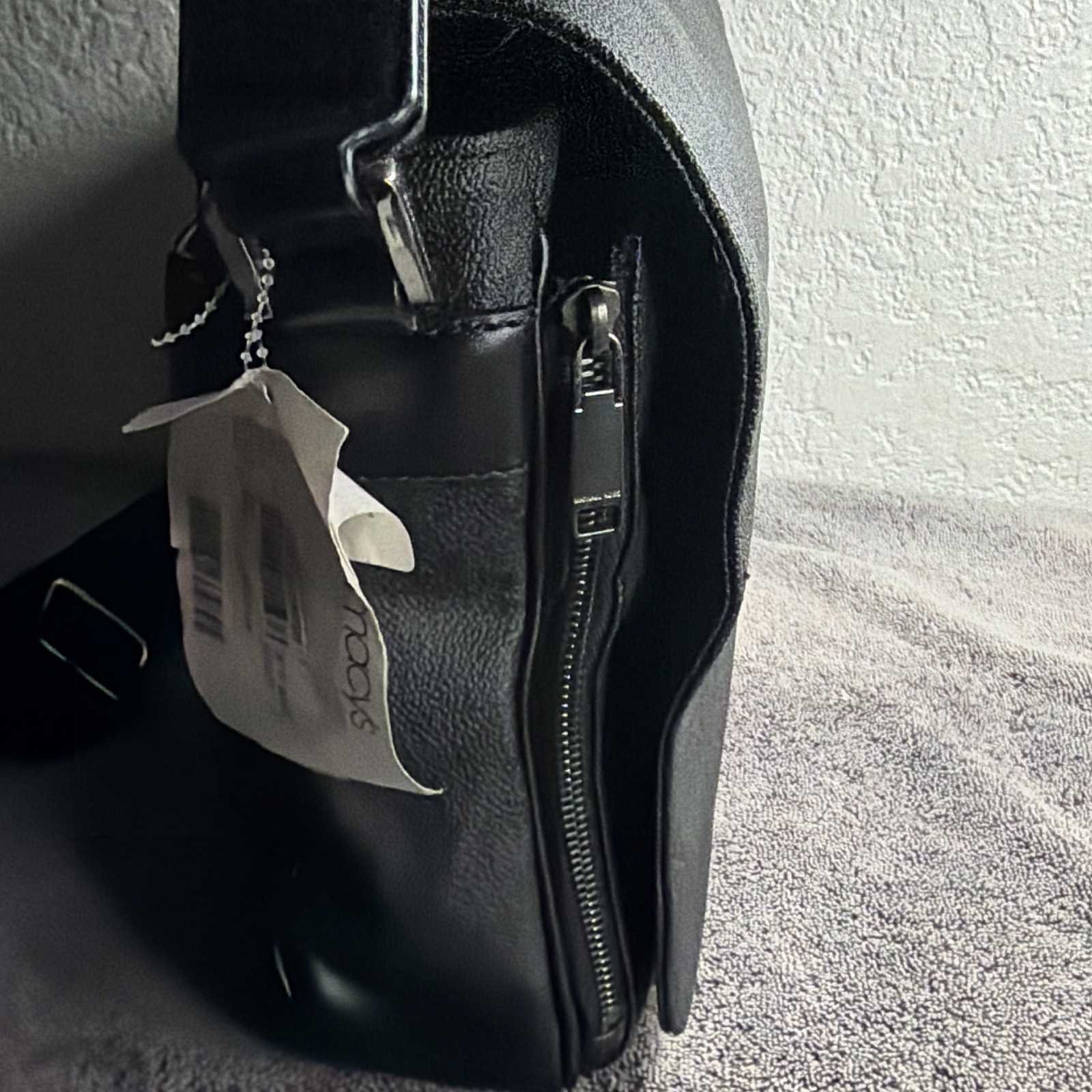 Michael Kors Black Messenger Bag Magnetic Closure Adjustable Strap Inner Pockets
