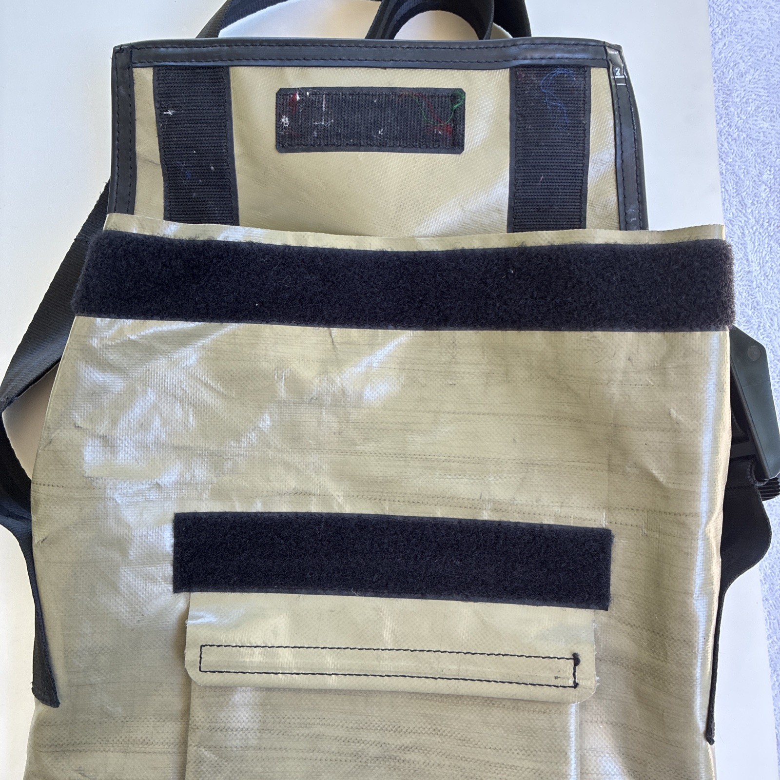 FREITAG Messenger Man Bag Beige G5.1 Greige Red Adjustable Strap Dragnet 12 x 10