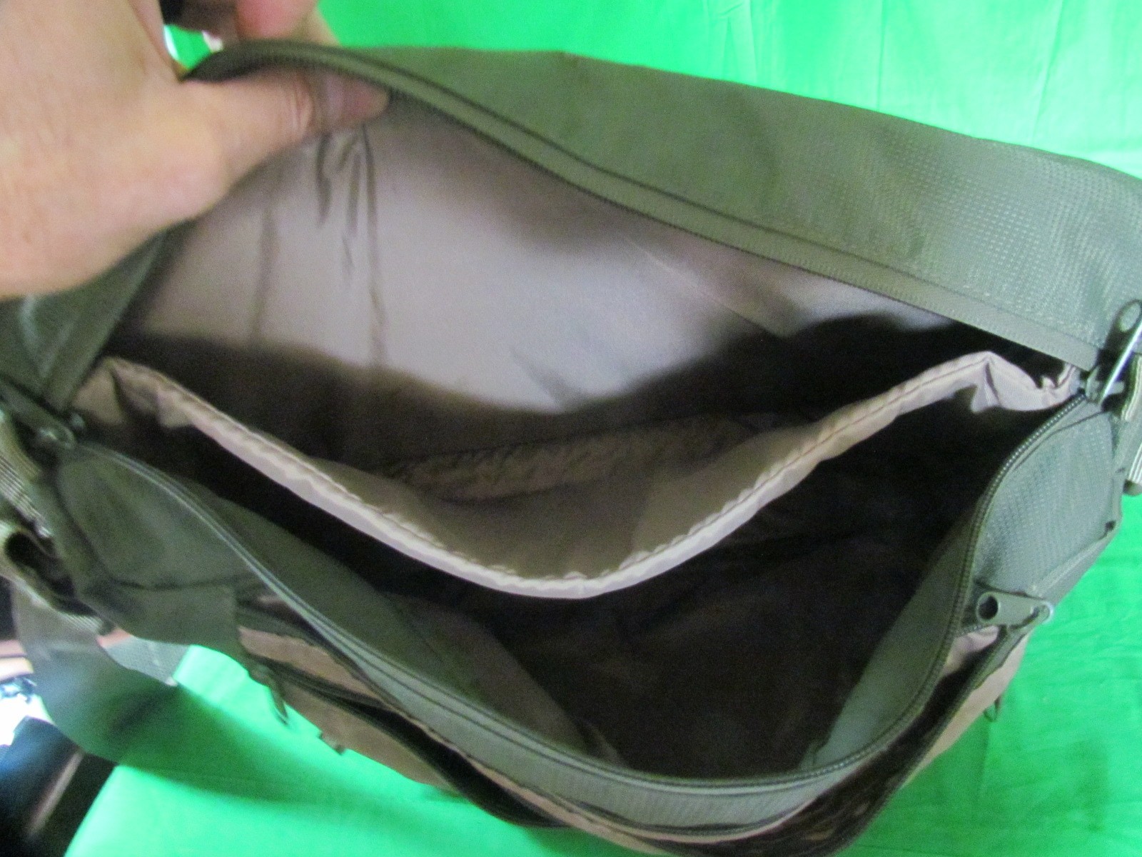 Dakine Padded Messenger Shoulder Bag Laptop Olive Green 16″ Nice Condition