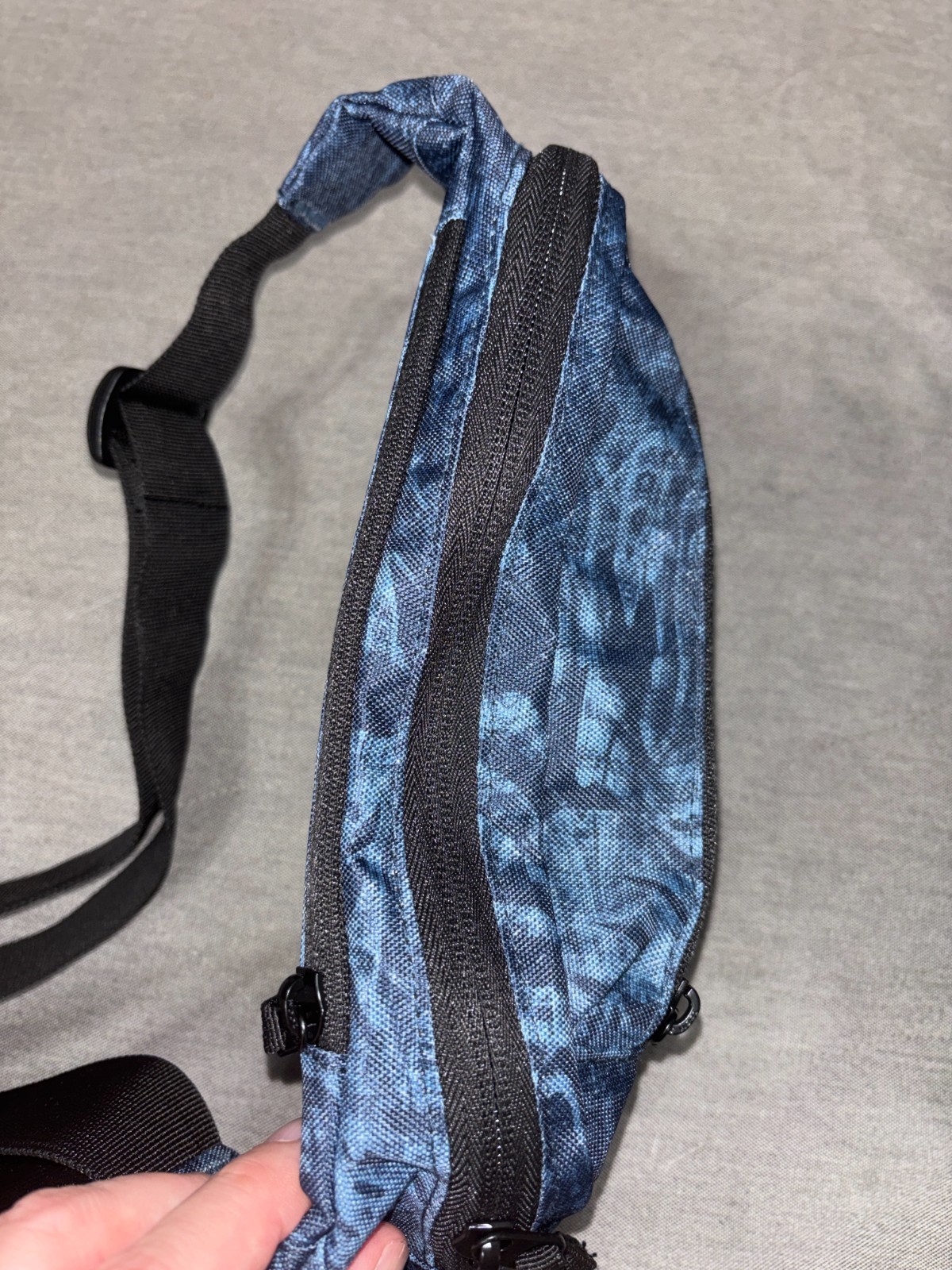 O’Neill Longhaul Waistpack New With Tags 4L Navy pattern 10-3/4″x6’x1.75″