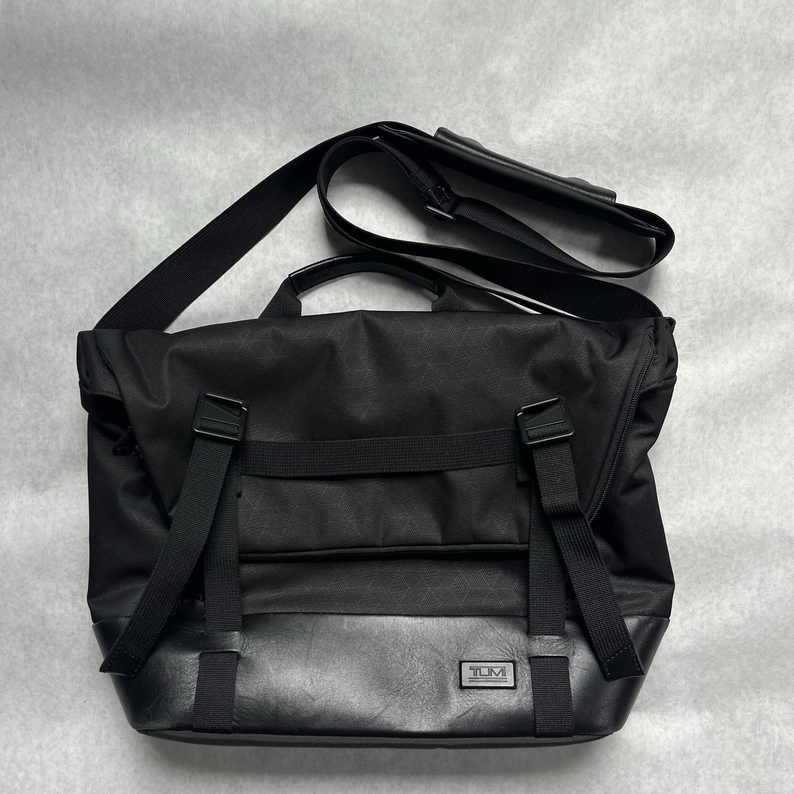 TUMI Tahoe Bode Messenger Bag Black Laptop Business Bag Flip Top Pockets Casual