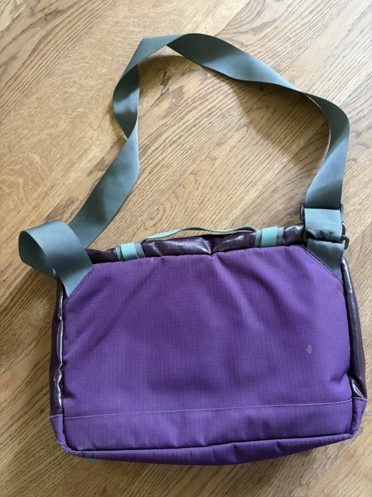 Patagonia Black Hole Messenger 12L Bag Purple Teal Laptop Lightweight 49321
