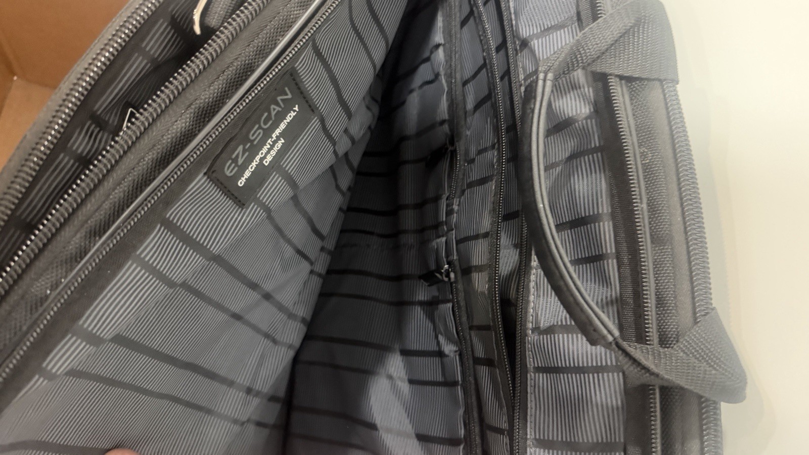 Kenneth Cole Reaction Black Laptop Bag w/straps