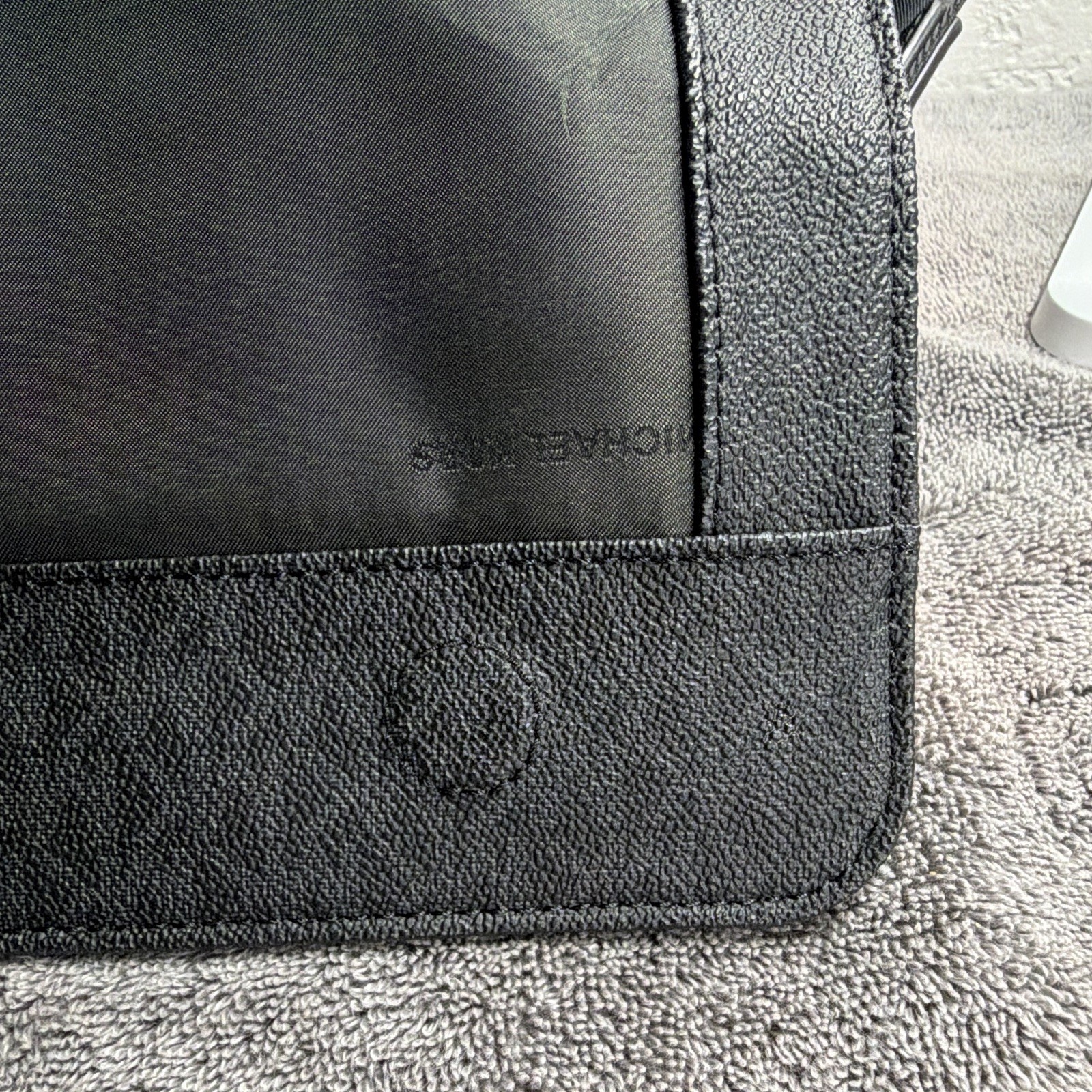 Michael Kors Black Messenger Bag Magnetic Closure Adjustable Strap Inner Pockets