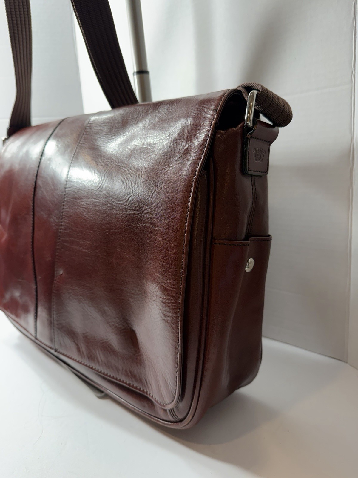 Bosca Brown Messenger Bag Magnetic Men Inner Pockets Adjustable Strap Casual