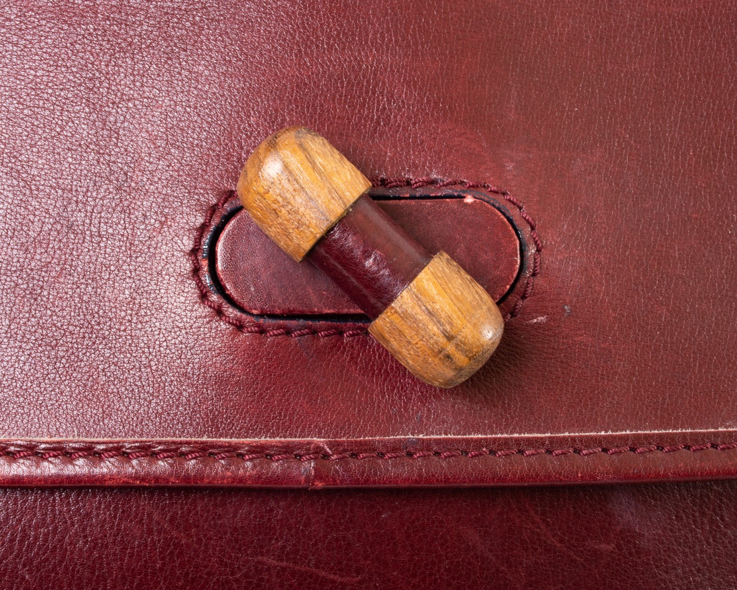 Bottega Veneta Burgundy Leather Structured Tote Messenger Bag w. Wood Toggle