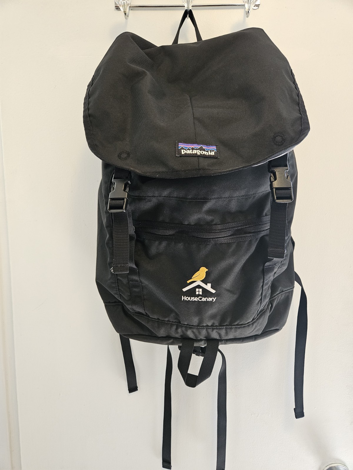 Patagonia Backpack NWOT Black With House Canary Logo 20 × 11 x 6 Open Top W Flap