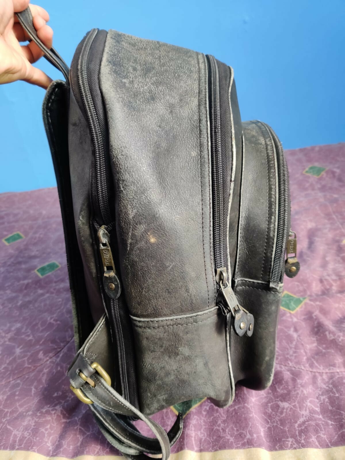 Totto: Rustic Black/Gray Distressed Leather Backpack with Pockets & Extender