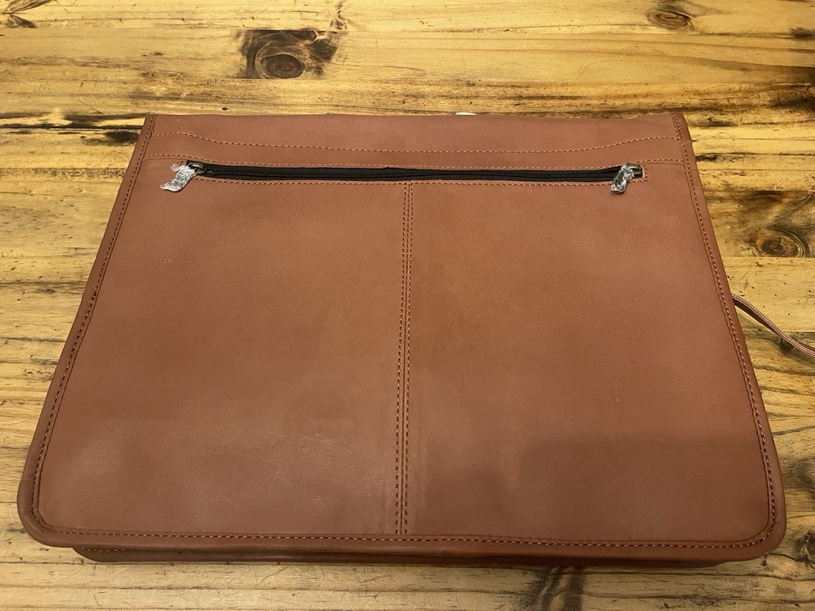 Cuero 18” Wide 12” Tall Chestnut Brown Leather Messenger Bag Brand New