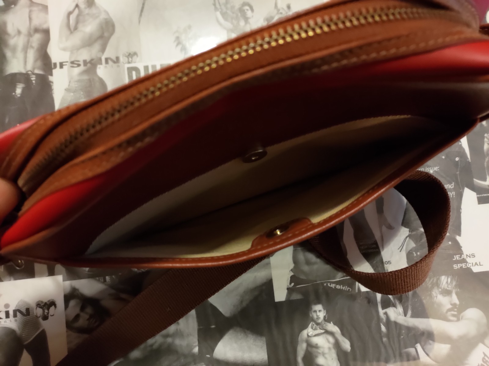 CALVIN KLEIN LEATHER PURSE MESSENGER CROSSBODY SHOULDER BAG. RED. VINTAGE 🌈 GAY