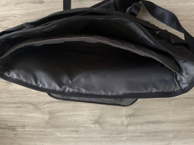 Tumi T-Tech Essential Gear Crossbody/Shoulder Laptop Messenger Bag