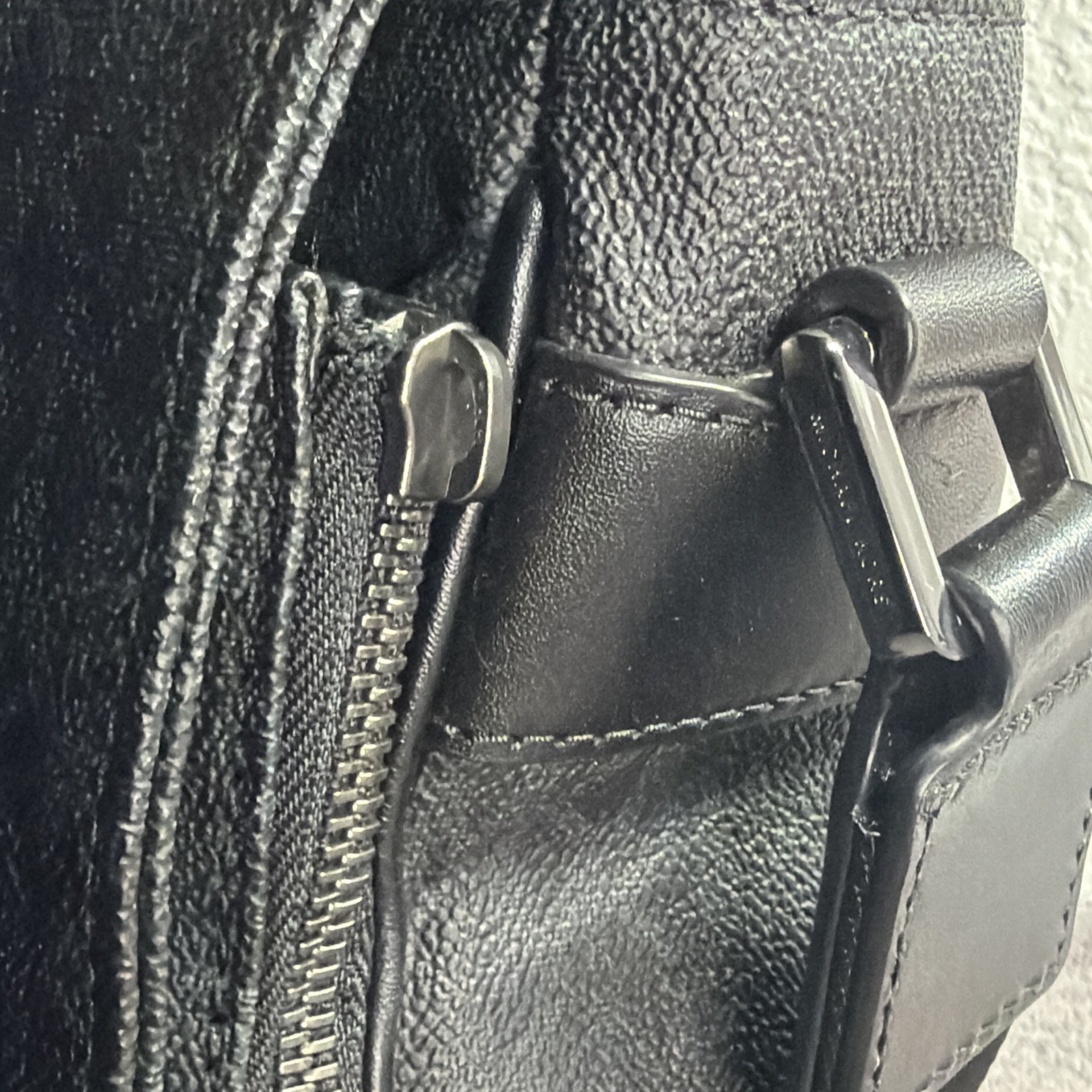 Michael Kors Black Messenger Bag Magnetic Closure Adjustable Strap Inner Pockets