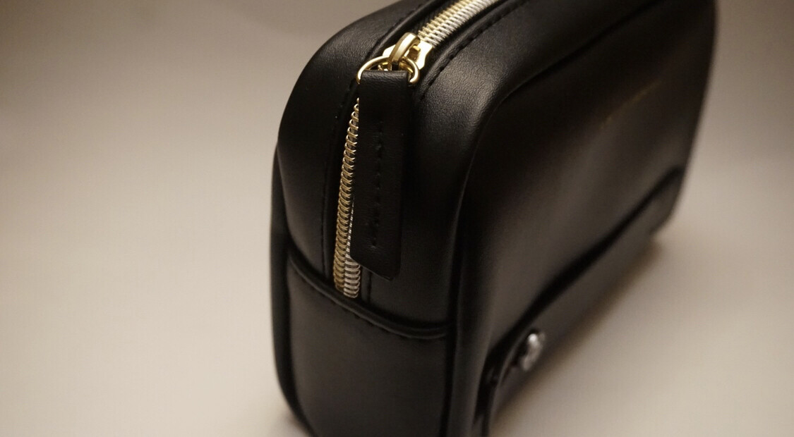 Want Les Essentiels De La Vie Midway Travel Pouch x Air Canada VERY RARE