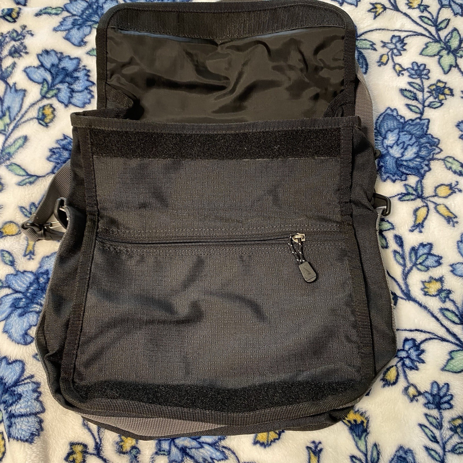 Vintage Y2K Nike ACG Crossbody Tech Messenger Side Bag Athletic Laptop 13×9”